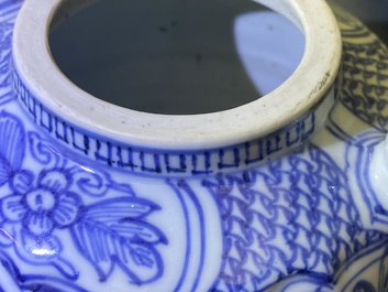 Une verseuse &agrave; vin couverte en porcelaine de Chine en bleu et blanc, Wanli